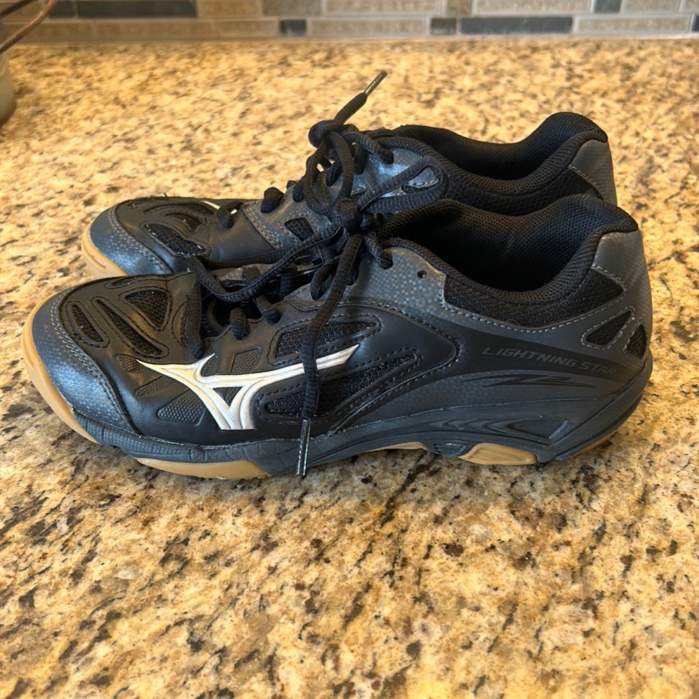 Mizuno Volleyball shoes Size 4.5